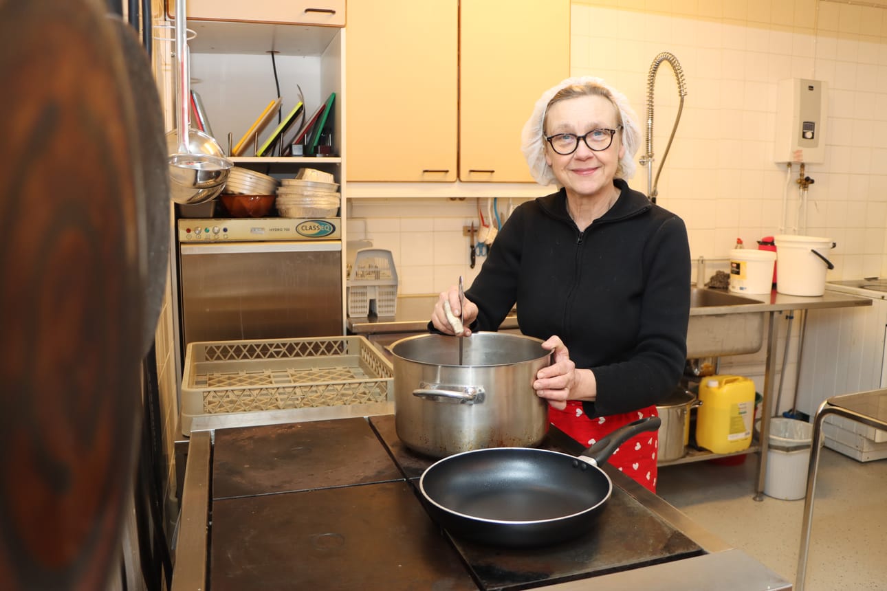 Sari Mänty aloittaa ensi vuonna lämpimän ruoan kuljetuspalvelun ikäihmisille. Ruoan hän kokkaa itse Koskimäen entisellä koululla.