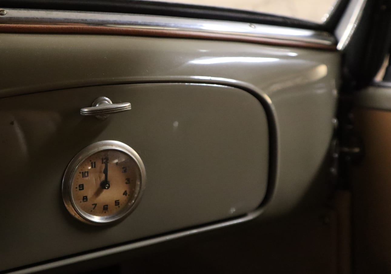 1930-luvun Opelin sisällä on kello.