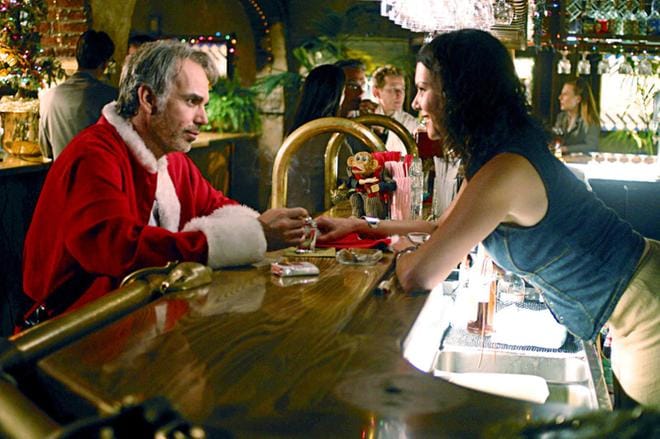 Mustassa joulukomediassa linnakundi palkkautuu joulupukiksi tavarataloon tarkoituksenaan ottaa osansa kassasta. Pääosissa Billy Bob Thornton ja Lauren Graham. Kuva: Tracy Bennett