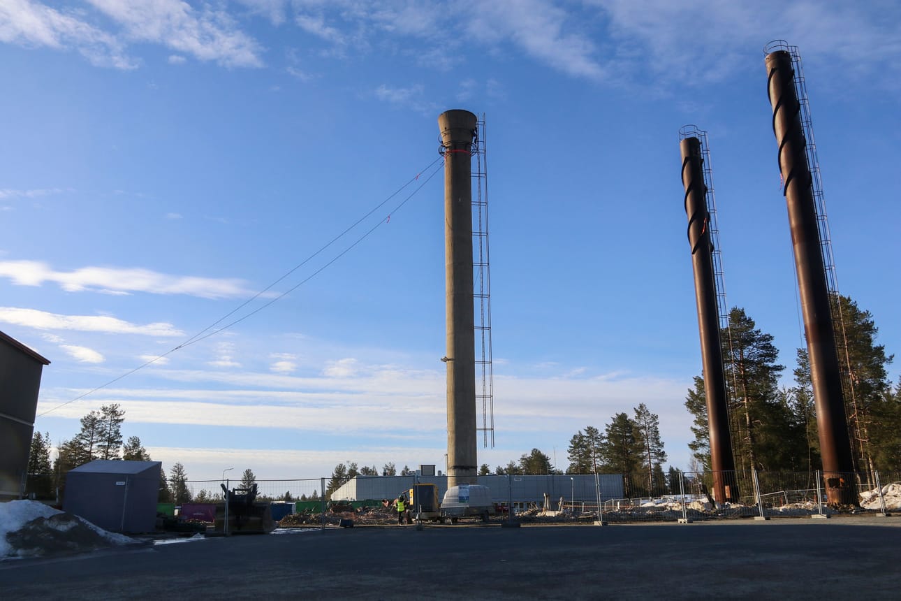 Sodankylän varuskuntaan rakennettiin lämpölaitos 1960-luvulla. Sen käyttö lämmöntuotannossa päättyi 1990-luvulla, kun varuskunta siirtyi alueelliseen kaukolämpöverkkoon. Viime vuonna varuskunta sai uuden varavoimalaitoksen, ja nyt vanha lämpölaitos puretaan.