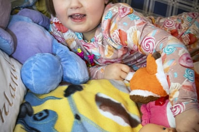 Rantalakeuden kummityttö Emma hoitaa vauvanukkeja ja kokkaa leikkikeittiössä hampurilaisia – Katso video Emman lauluhetkestä