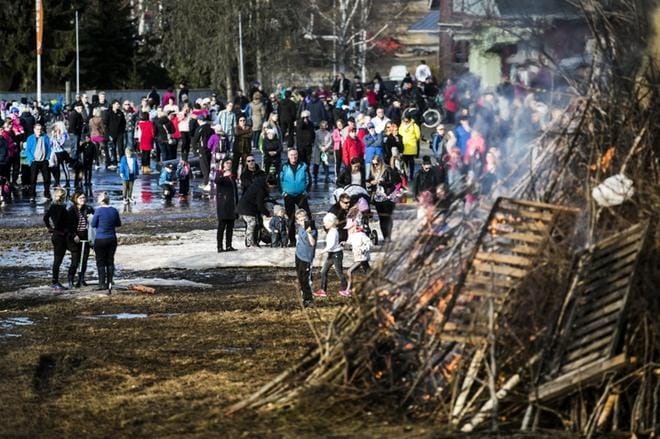 Joupiskan pääsiäiskokko sytytettiin ensimmäisten joukossa jo kello 18 lauantaina. KUVAT: KRISTA LUOMA