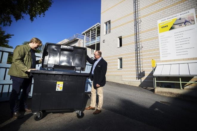 – Täällähän on ihan oikeaa jätettä, Voasin toimitusjohtaja Marko Ylimäki kehuu. Myös Vaasan yliopiston ylioppilaskunnan kuntapoliittinen vastaava Aleksi Sandroos on tyytyväinen astiaan kertyneeseen muovin määrään. KUVA: JARNO PELLINEN