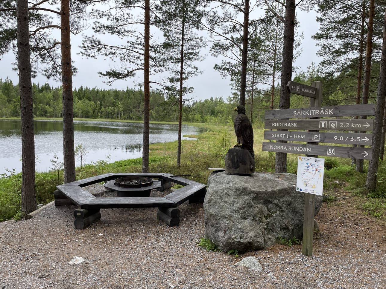 Särkiträskin taukopaikalta löytyy kaksi grillauspaikkaa ja laituri, josta voi halutessaan pulahtaa lampeen.