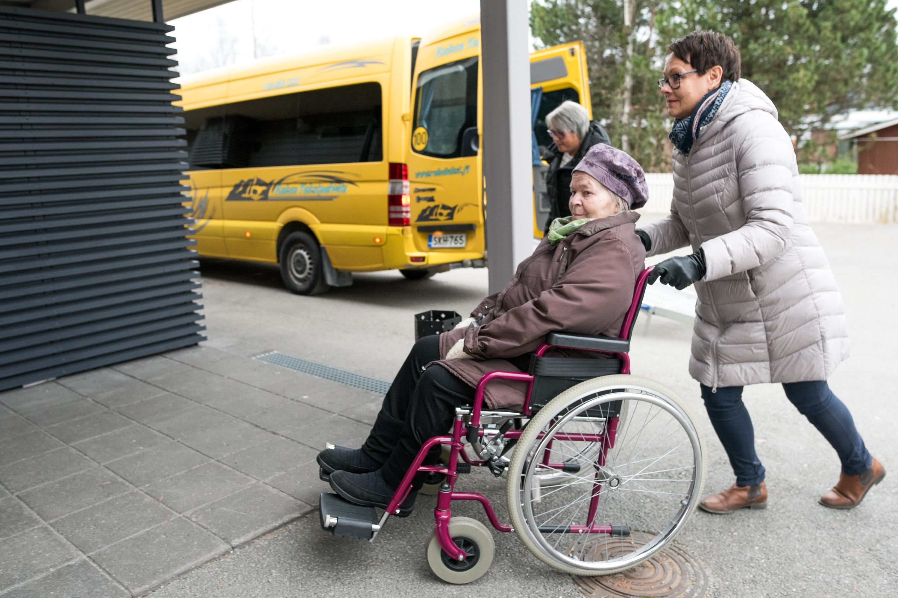 Moni Hiltantuvan asukkaista            pääsi pitkästä aikaa ulos syömään. Kuvassa Koillissanomien Terttu Koramo, Hiltantuvan asukas Salli Nevala ja hoitaja Soile Hynynen.