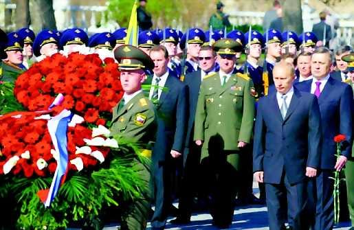 Presidentti Putin laski torstaina seppeleen Kremlin muurin kupeelle tuntemattoman sotilaan haudalle.