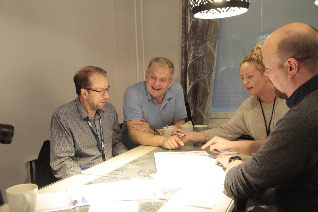 Tornion tietohallintopäällikkö Kari Amonsen, Kaakamon tietoverkko-osuuskunnan suunnittelija Jarmo Ruohola, Tornion tiedottaja Anna-Erika Heikkilä ja kaupungin kehitysjohtaja Sampo Kangastalo käyvät kartalta läpi Tornion valokuituverkostoa.