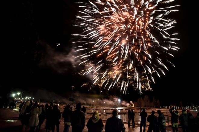 Uudenvuodenaattona ammutut ilotulitteet todennäköisesti näkyvät taivaalla hyvin, sillä luvassa on selkeää säätä. Kuva on Vaasasta vuodelta 2017. KUVA: KALLE LYDMAN