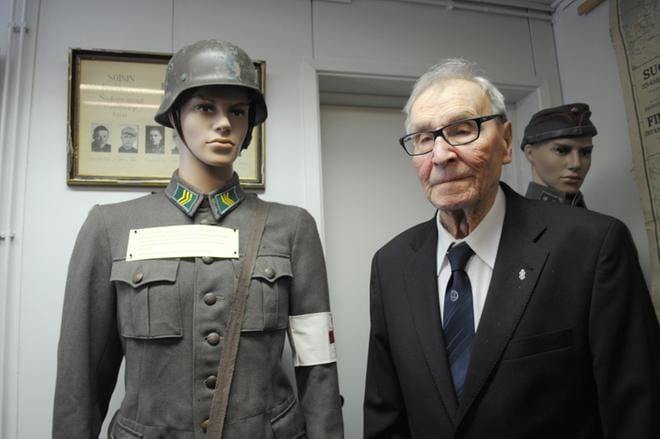 Martti Sauramäki kertoi 1925 syntyneenä kuuluvansa viimeiseen rintamalla olleeseen ikäluokkaan. Lauri Laasasenahon ja Yrjö Jylhän asepuvut häntä kiinnostivat. KUVA:EEVA-LIISA KULJU