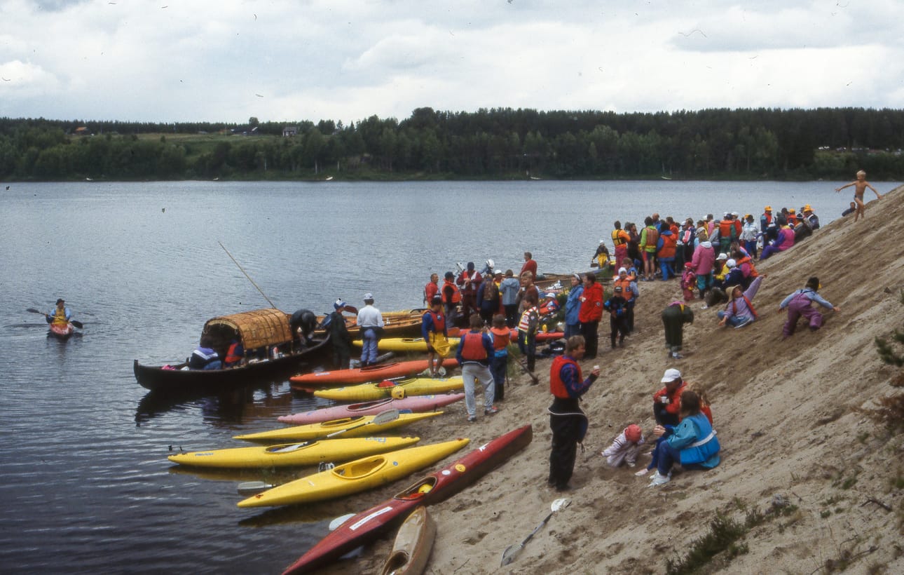 Lepotauko Multiperän hiekkatörmällä 1990-luvun alussa. Soutajat poikkeavat samaan paikkaan myös nykyisin.