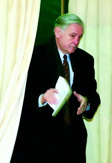 Voittoon . Liettuan presidentti Valdas Adamkus sai eniten ääniä, mutta presidentinvaaleissa tarvitaan vielä toinen kierros.