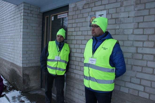 Muuntaja-asentajat Jani Kujala ja Pasi Keskinen päivystivät maanantaina lakkovahteina muuntajatehtaan ovella. Kaksikko tuli taloon samana päivänä 23 vuotta sitten. KUVA: KATARIINA PAAJASTE