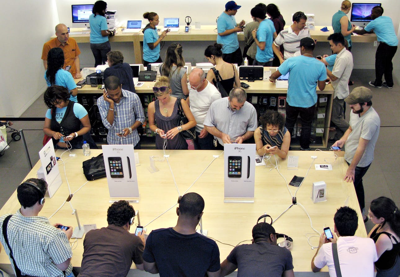 Asiakkaita Apple Storessa New Yorkissa. Arkistokuva.
