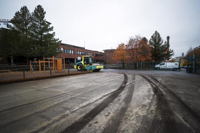 Vasa övningsskolan pihalla on tehty tällä viikolla pohjatöitä. Tekonurmi oli tarkoitus rullata paikalleen keskiviikkona, mutta Tim Sparvin mukaan tämä työvaihe on siirtynyt sääsyiden takia perjantaille. Kentän on tarkoitus olla valmiina maanantaina, kun oppilaat palaavat syyslomalta. KUVA: JARNO PELLINEN