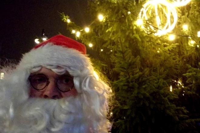 Pukki heiluttaa keskustorin kuusen alta. Kuvakaappaus videolta