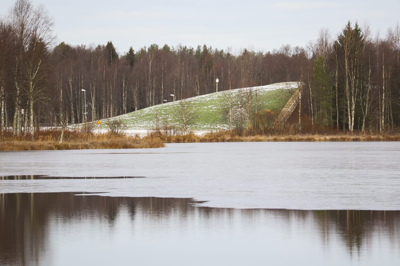 Kuusamojärven Samostenperä sai viikonlopun aikana osittaisen ohuen jääpeitteen. Kuusamon keskustassa on perjantaina sataneesta ensilumesta vielä rippeet jäljellä.