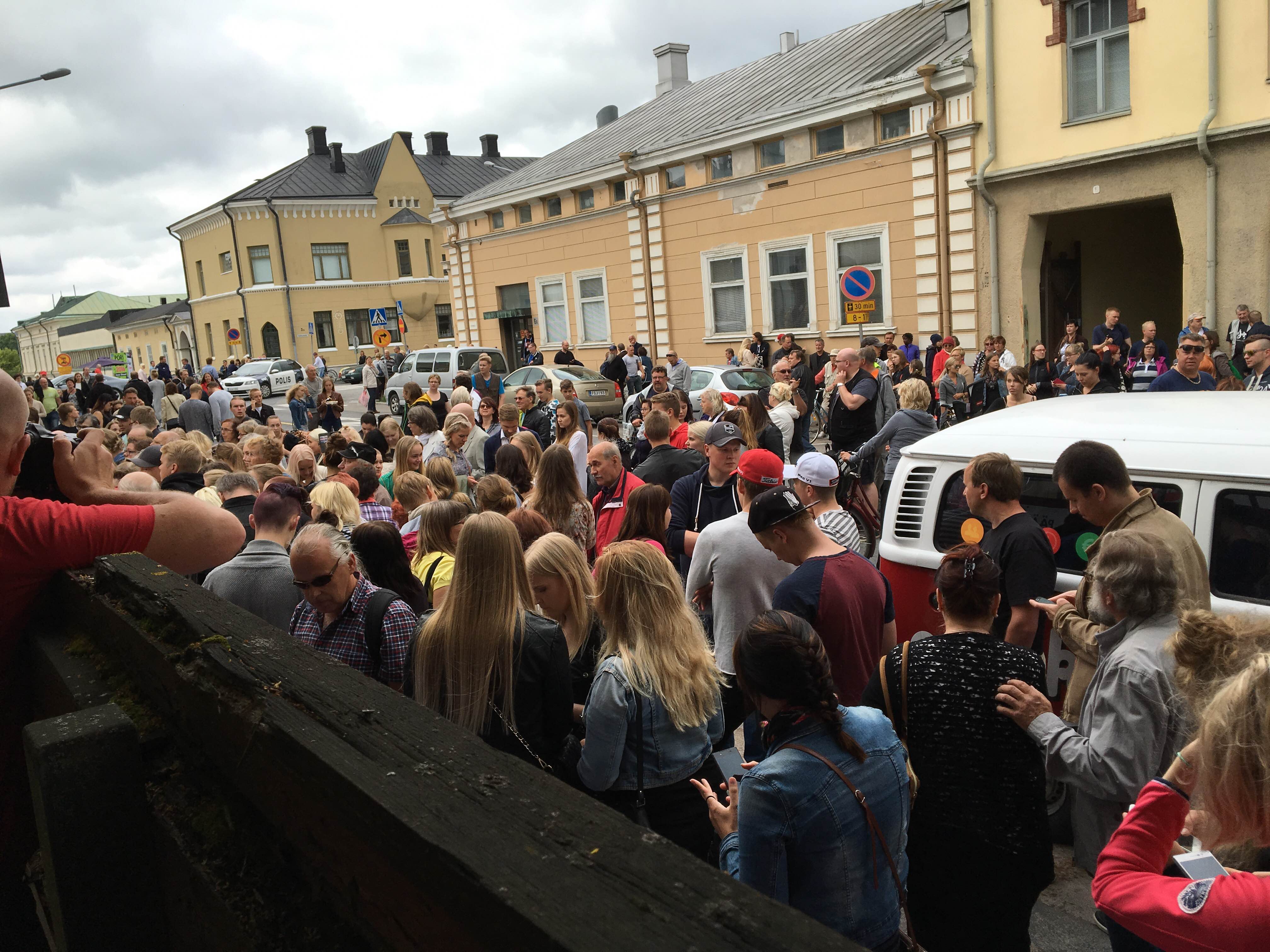 Tältä näytti Suomi-Areenan Antikatu 5:n tapahtumalavan ulkopuolella kello 17 jälkeen. Kaikki halukkaat eivät mahtuneet tapahtumalavan teltan sisään.