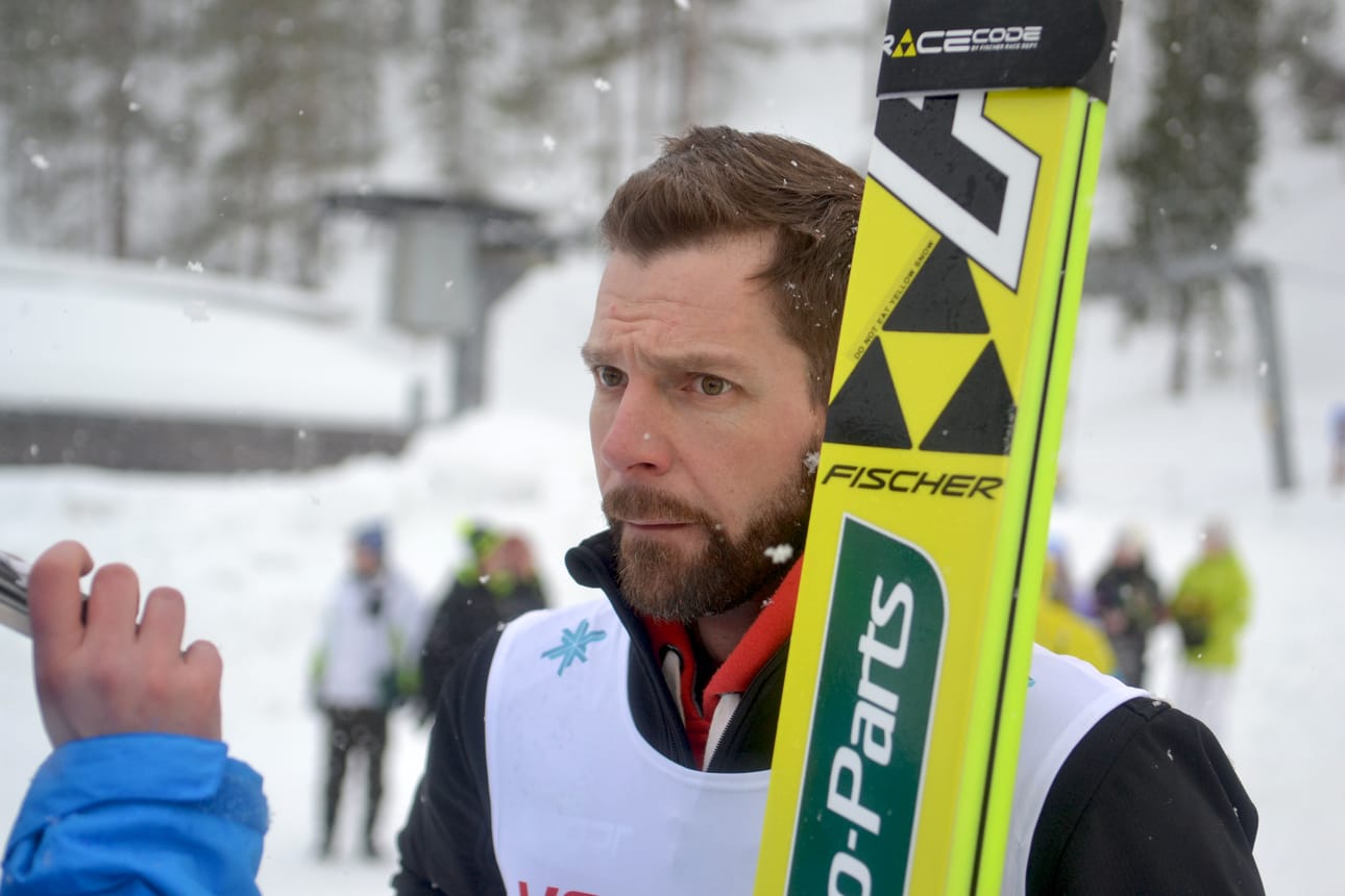 Myös Janne Ahosen oli määrä hypätä Rukan SM-kisoissa. Arkistokuva mäkihypyn SM-kisoista Rukalta vuodelta 2015.