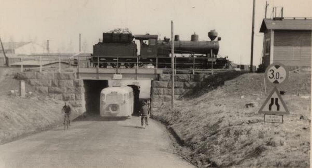 Pohjan tunneli, jonka läpi kulki kaikki liikenne Seinäjoelta pohjoiseen läpi Nurmon ja Lapuan. Ihme ja kumma, että se on säilynyt kaupungin sisäistä liikennettä varten.