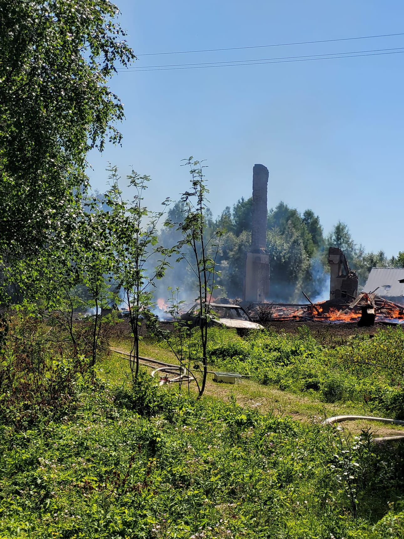 Vain savupiippu jäi seisomaan yksinään, kun vieressä poltetusta puutavarasta lentäneestä kipinästä alkunsa saanut tulipalo tuhosi omakotitalon ja lähellä olleen henkilöauton täysin Posiolla Pernun kylällä.