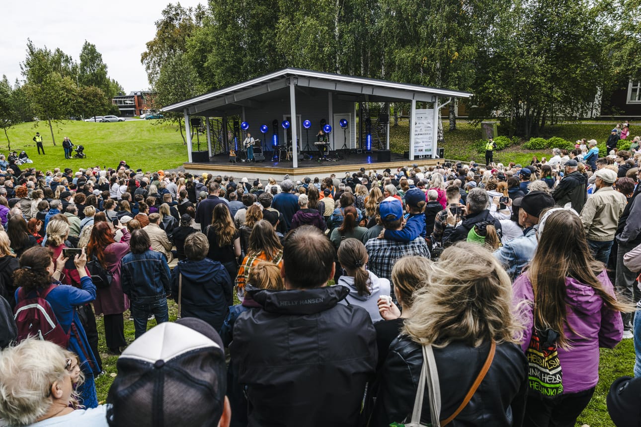 Viikonlopun juhlat ovat ohi ja Tornion kaupunginhallitus päätti käynnistää lähes koko henkilöstöään koskevat yhteistoimintaneuvottelut. Tavoitteena on saada pysyviä säästöjä tuleville vuosille. Kuva on Maustetyttöjen konsertista Kotiseutu-Fästeiltä.