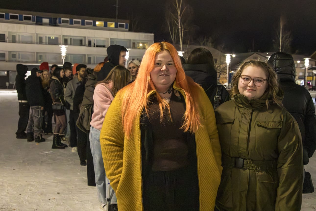 Jenna Siirilä (vas.) ja Suvi Anttila jonottavat yökerho Karmaan. Kaksikko epäilee, että Karman jono on niin kutsuttu "imagojono", eli ihmisiä laitettaisiin jonottamaan turhaan, vaikka sisälle mahtuisi.