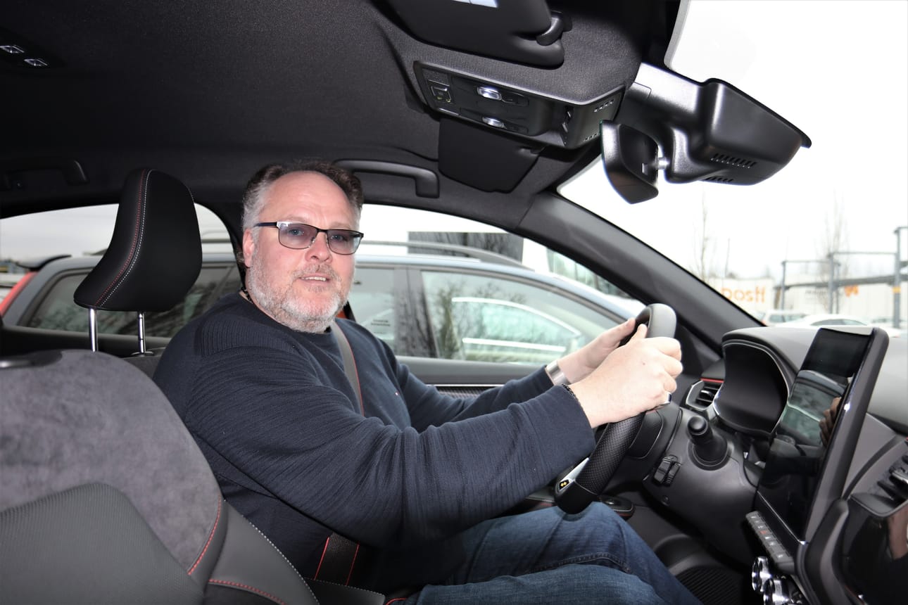 – Nykyisissä autoissa riittää, kun nostaa jalan pois kaasupolkimelta. Kulutus laskee heti nollaan, liikenneasiantuntija Jiri Kattelus opastaa.