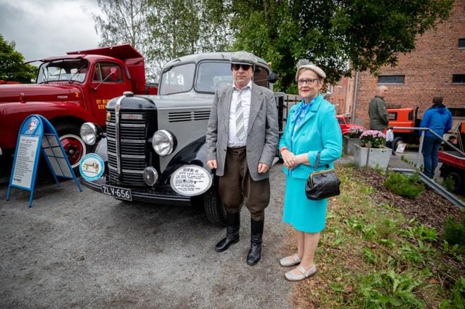 Tommi ja Tarja Poskiparran Bedford alias Petteri vuodelta 1948 oli veteraanikuorma-autotapahtuman vanhin ajokki. Poskiparrat olivat pukeutuneet auton tyyliin sopivasti. Kuvat: Elena Mikkiä