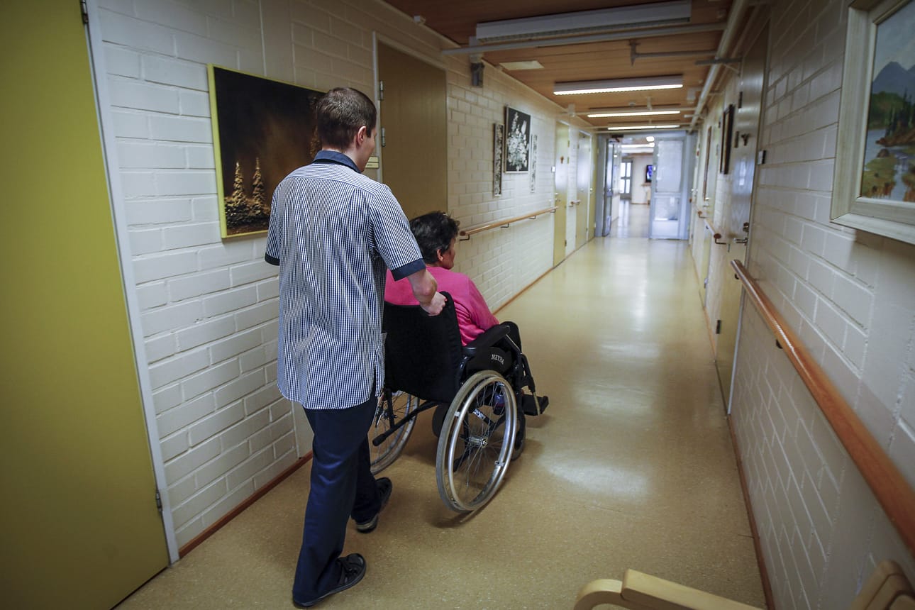 Kirjoittaja kertoo valaisevasti palvelutalon arkipäivän sujumisesta, kun hoivattavista valtaosa on muistisairaita. Arkistokuva.