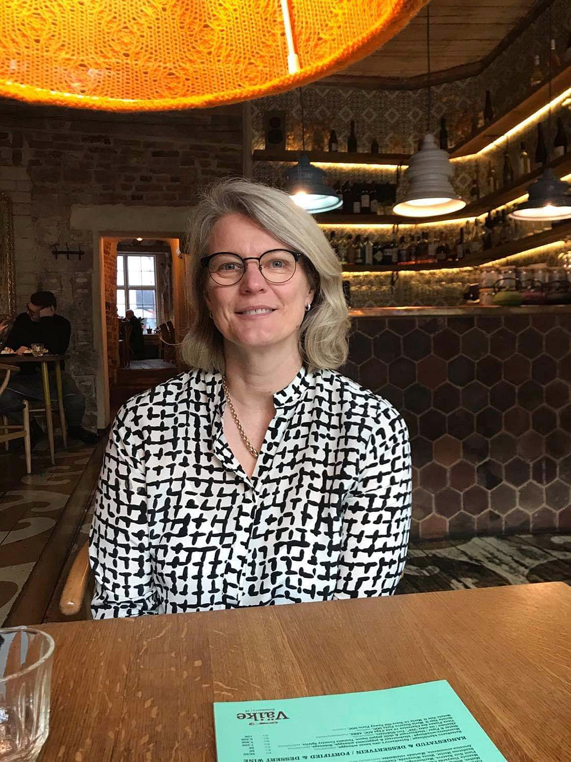 Nuorempana uintia ja kiekonheittoa harrastanut Sari Hynninen lähti kokeilemaan lentopallon pelaamista ensimmäisen kerran vasta 14-vuotiaana. Viisi vuotta myöhemmin hän pelasi jo naisten SM-sarjassa.