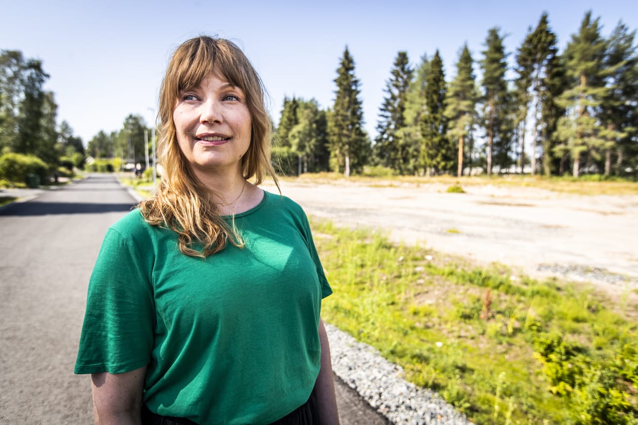 Hiekkakentän paikalla oli rivitalo, jossa Mari Mäkiranta kuvasi kotikatunsa miehet.