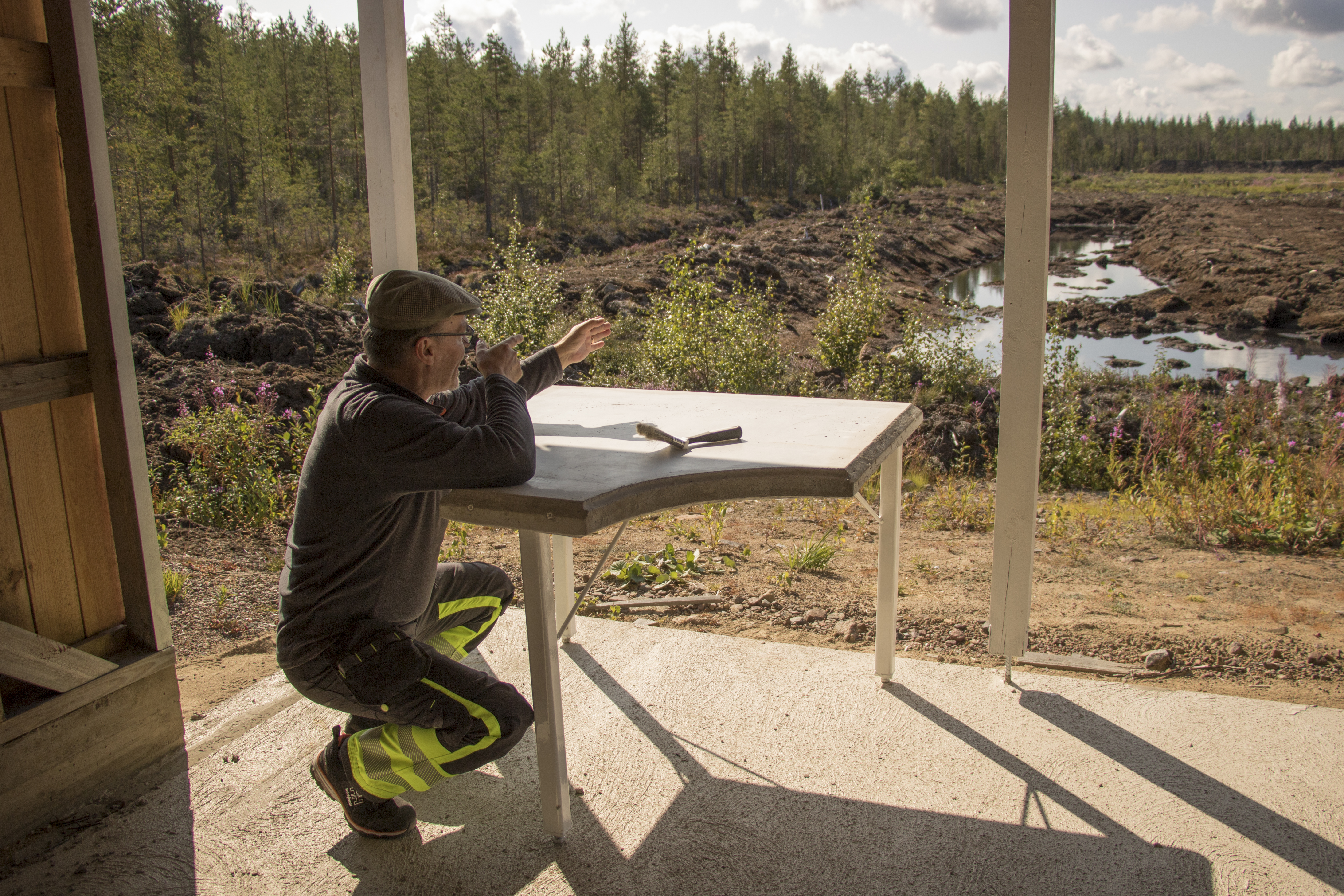 Risto Hevosmaa näyttää tähtäämistä 300 metrin kivääriradan kasa-ammuntapöydällä. 300 metrin kiväärirata on harvinaisuus; Suomesta niitä löytyy kuusi kappaletta.