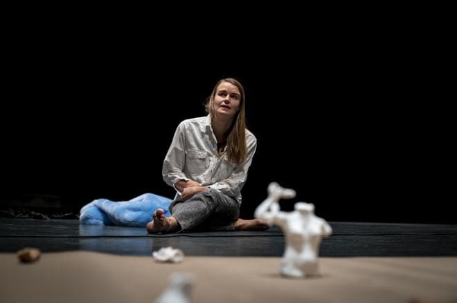 Isojokelainen tanssitaiteilija Riina Kalmi tanssii yksin tunnin mittaisessa, toivon ja epätoivon teemoja tutkivassa A practice of Desire -teoksessa. Esiintyminen on yleisökontaktia ja teatterin tunnelmaa koronapandemian aikana kaivanneelle freelancetaiteilijalle tärkeää. KUVAT: PAULA KASKIMAA