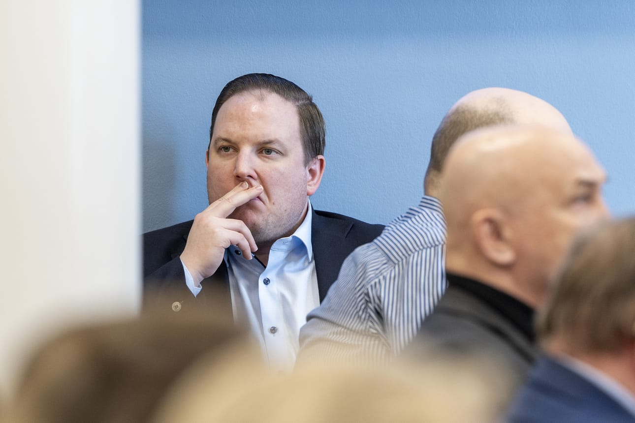 Kokoomuksen kansanedustaja Janne Heikkinen Oulun kaupunginvaltuuston kokouksessa keväällä.
