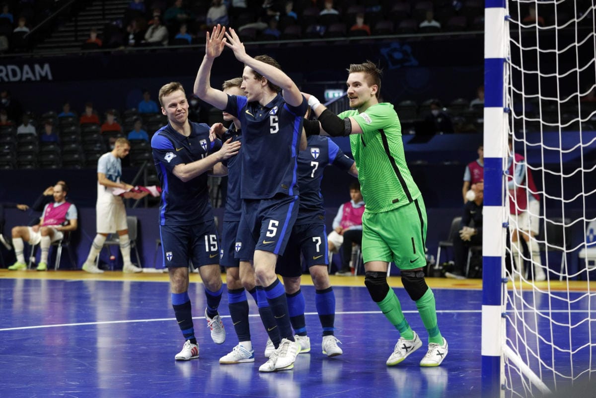 Jarmo Junno, Iiro Vanha, Juhana Jyrkiäinen ja maalivahti Juha-Matti Savolainen juhlivat Suomen 1–0-maalia ottelussa Sloveniaa vastaan. LEHTIKUVA/ANP