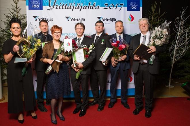 Juhlahumussa Marjo Komppa (vas.), Sami Kivioja. Irma Nevala, Markku Terho, Esko Katila, Jouko Koivukoski ja Juha Puska. Kuva Kari Kuusinen