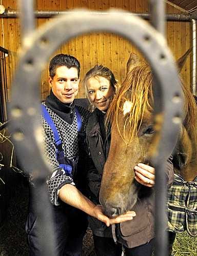 Hevosalalla päivät ovat niin pitkiä, että tallissa melkein asutaan. Turun Typy on yksi Janne Sorosen ja Katja Melkon yhdeksästä hevosesta.