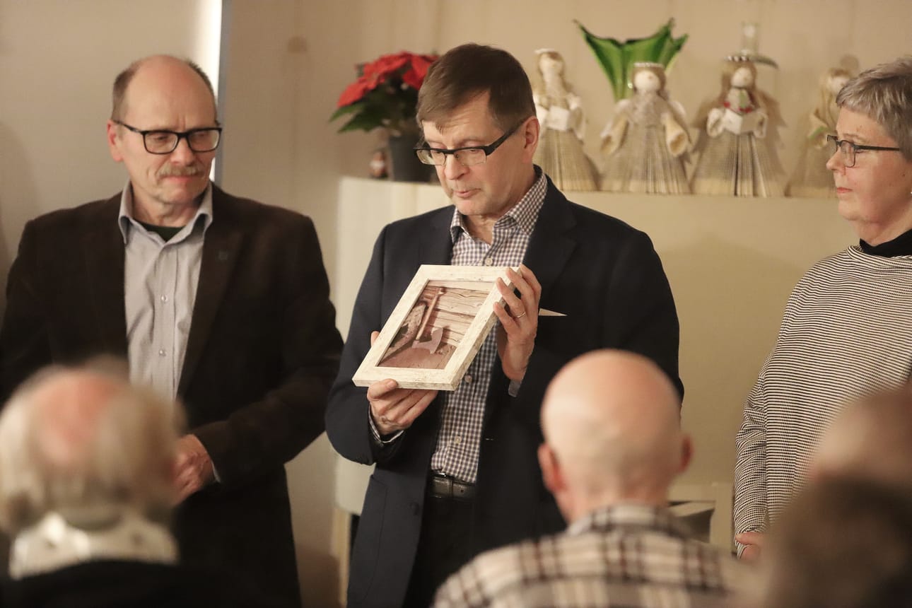 Mikko Moilanen sai lahjaksi kuvan Pyhäjoella käytetystä mestauskirveestä. Se löytyy Annalan kotiseutumuseosta.