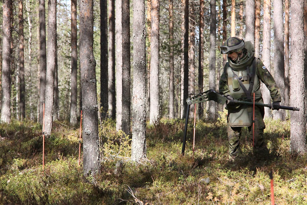 Puolustusvoimien raivaaja paikantaa raivattavia kohteita niin sanotun syväetsimen avulla. Vähän vastaavaan tapaan metsissä häärää nykyisin harrastelijoita, jotka etsivät maastosta metallisia ”aarteita” metallinpaljastimien avulla.