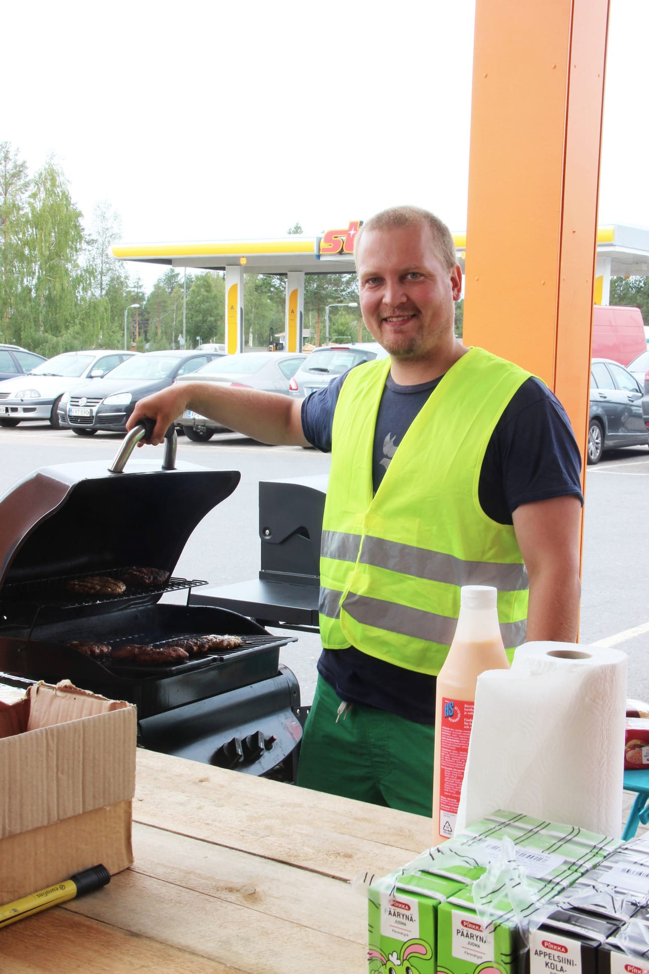 Eero Hyttinen paistaa naudanlihapihvejä. – Mikäs tässä on pihvejä paistellessa, kun lämmin tuuli puhaltaa ja aurinkokin välillä paistaa, mies sanoo.