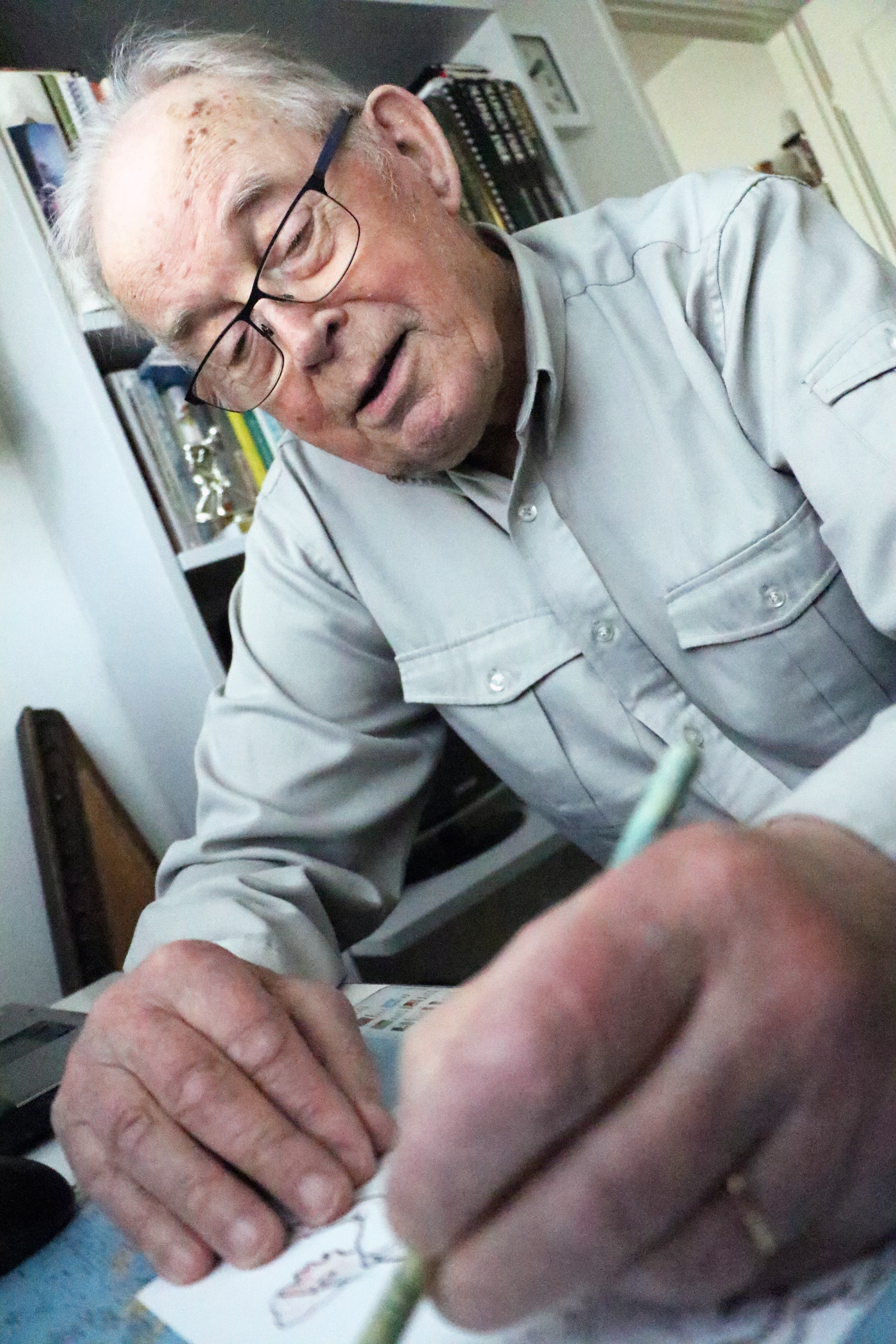 Jussi Peltola myöntää, että tavallaan hänen piirtämänsä kuvat ovat myös kuin päiväkirjoja: omalle kohdalle osuneet sattumukset piirtyvät herkästi paperille.