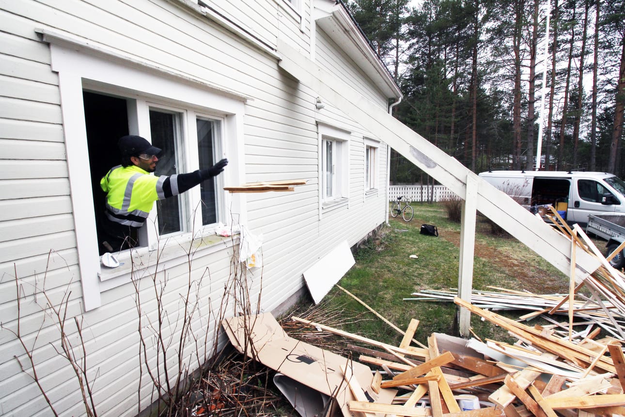 Lottalan purkutyössä ovat apuna neljä irakilaista turvapaikanhakijaa sekä yksi pitkäaikaistyötön. Kulttuuriyhdistys on ottanut riskin töiden aloittamisessa, sillä päätös hanketuesta saadaan vasta heinäkuussa.