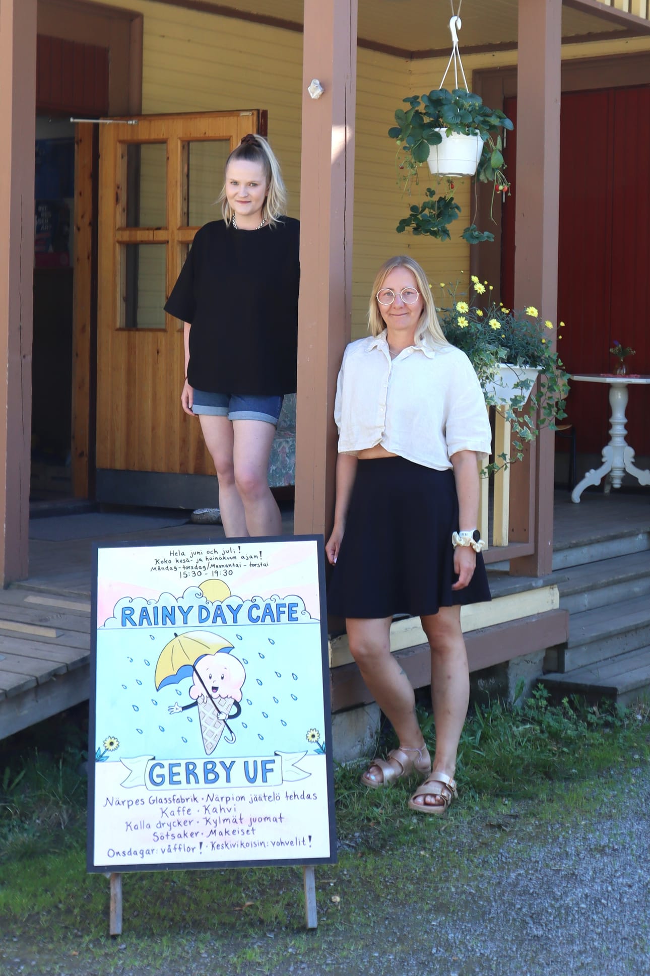 Gerbyn nuorisoseuran kesäkahvilasta vastaavat Marika Linna ja Laura Heinonen kertovat nuorisoseuralla tapahtuvan toiminnan piristyneen entisestään parin viimeisen vuoden aikana.