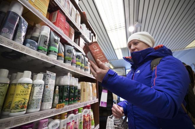 Luonnonkosmetiikka ja eläinkokeettomuus ovat tärkeitä Mia Aholle. Hän ei osta ihonhoitotuotteita marketeista, vaan asioi mielellään ekokaupoissa. KUVA: Jarno Pellinen