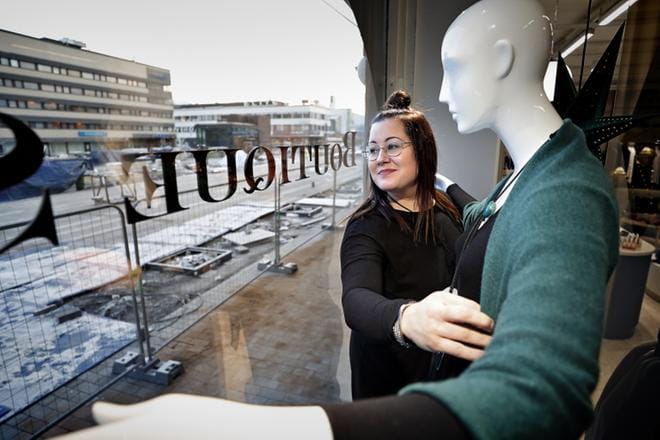 Sari Nisula on saanut seurata torin tapahtumia aitiopaikalta liikkeestään. Joskus hän on saanut opastaa umpikujaan joutuneita ihmisiä eteenpäin.