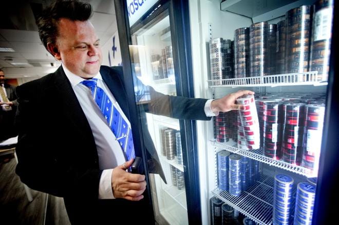 Wasalinen operatiivinen johtaja Ruotsissa Fredrik Moliis esitteli Peters snusbod -nuuskakaupan tuotteita Uumajan satamassa Holmsundissa. KUVA: ABEBE ASRES