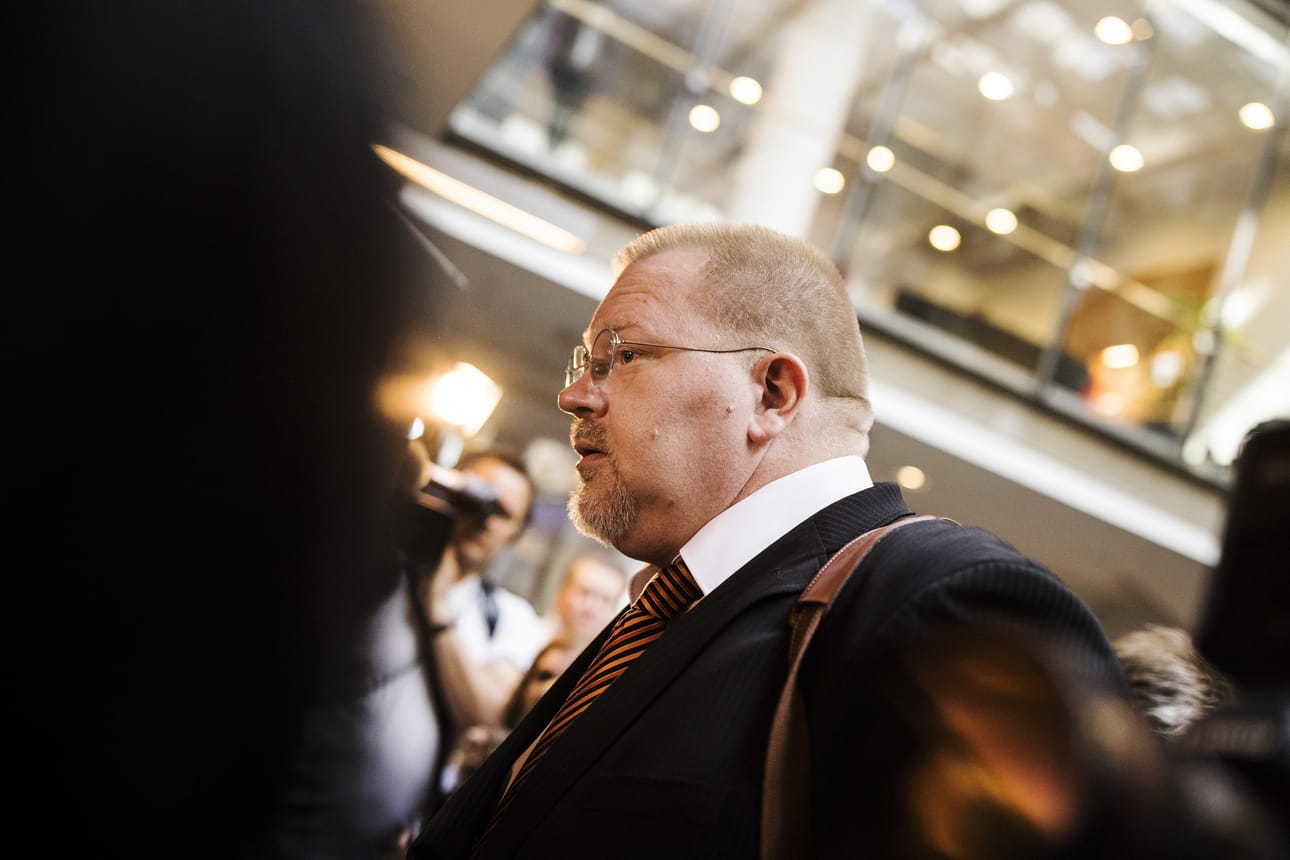 Venäjä-yhteyksistään tunnetun Johan Bäckman kuvattiin MV-sivustoon liittyvän rikosjutun käsittelyn yhteydessä Helsingin käräjäoikeudessa kesäkuussa 2018.