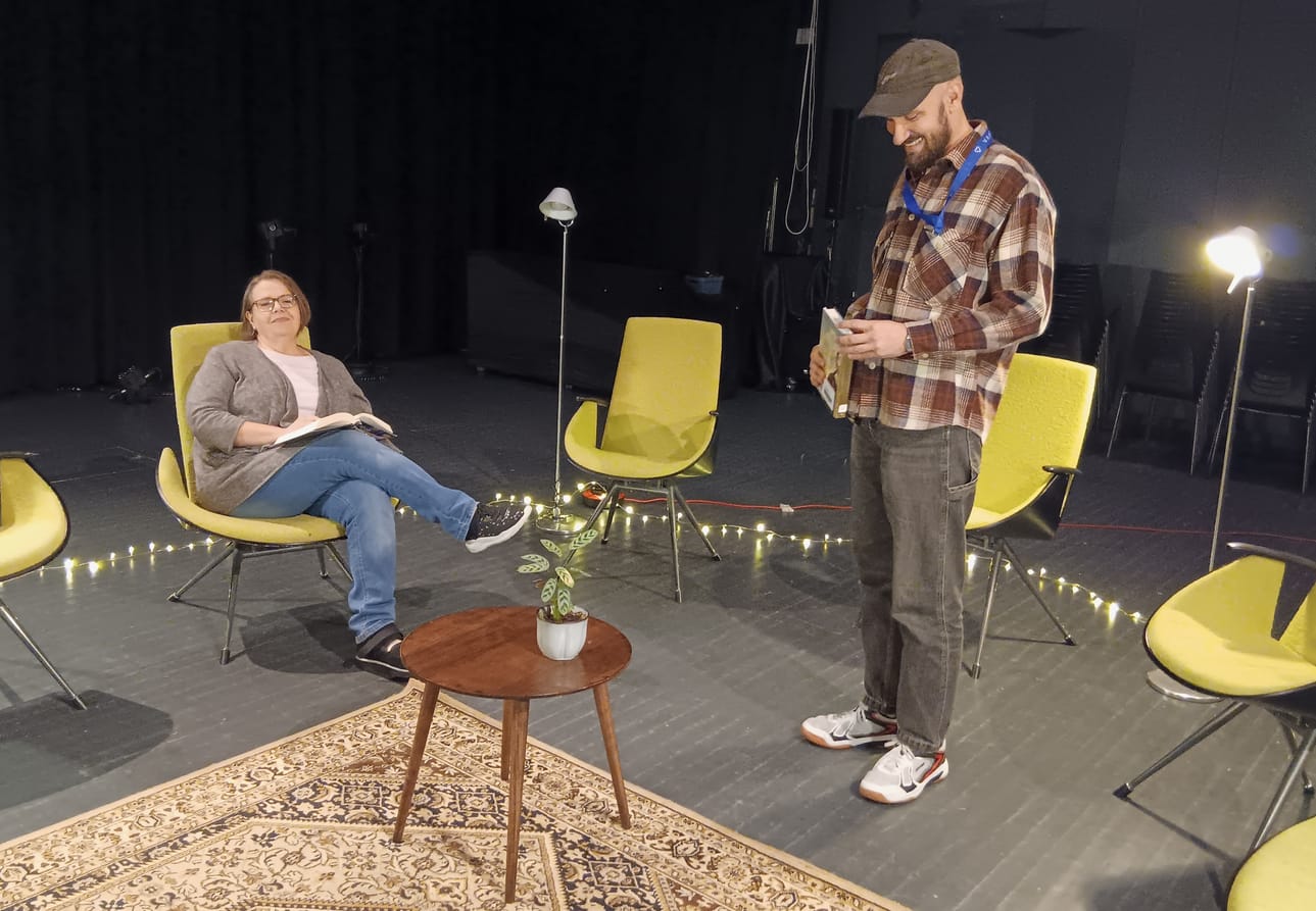 Informaatikko Sari Kaunisto ja kirjastososionomi Teemu Sorila osallistuivat omilla kirjoillaan ensimmäiseen Silent Book Clubiin pääkirjaston Draama-salissa.