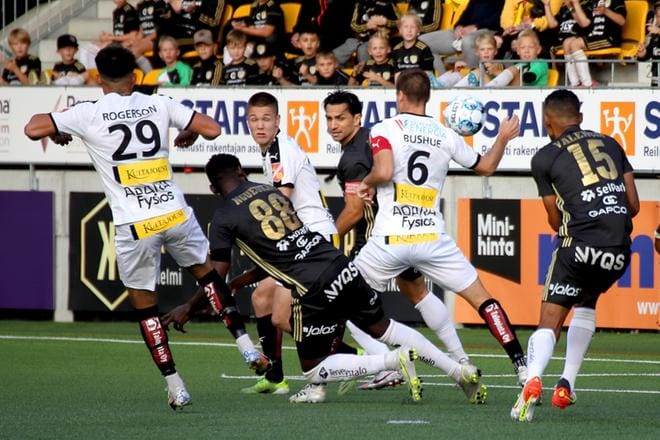 Tuco puski Pyry Hannolan keskityksen maaliin ja iski tilanteeksi 1–0. KUVAT: HEIKKI HAKANEN