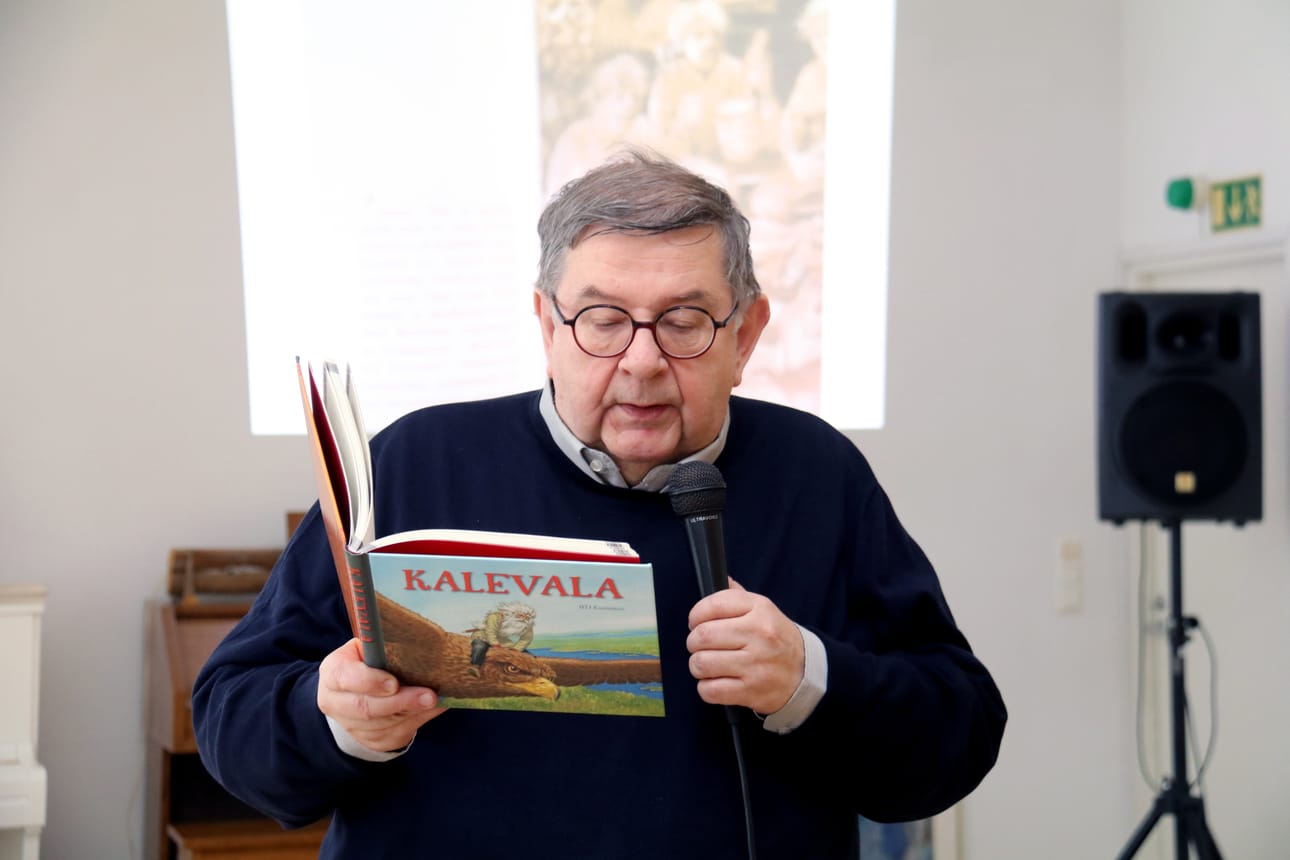 Pertti Rajala oli tuomassa selkokieltä Suomeen yli 40 vuotta sitten. – Sopisin jo selkokielen museoon, hän vitsaili Helmirannassa.